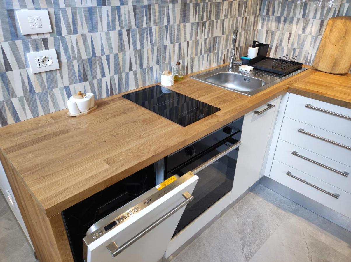 New Apartment In Historical Center Near Lake Riva del Garda Bagian luar foto