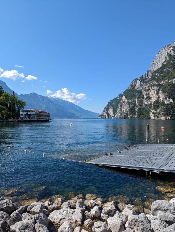 New Apartment In Historical Center Near Lake Riva del Garda Bagian luar foto