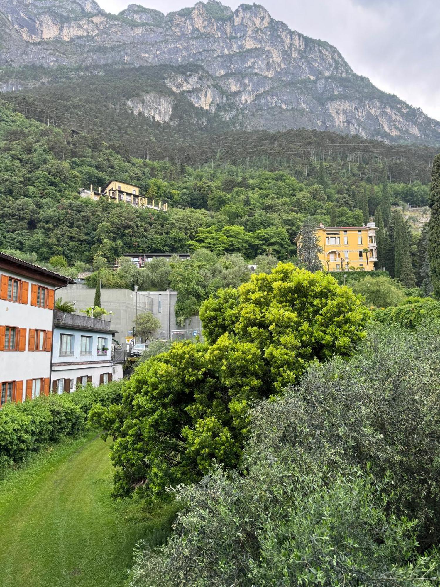 New Apartment In Historical Center Near Lake Riva del Garda Bagian luar foto