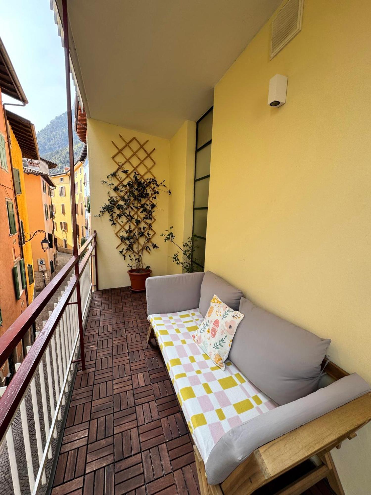 New Apartment In Historical Center Near Lake Riva del Garda Bagian luar foto