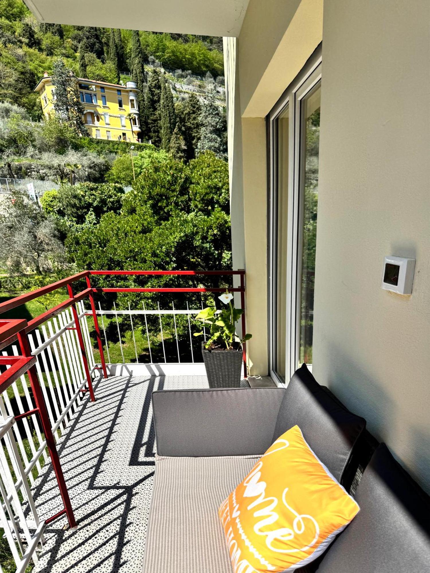 New Apartment In Historical Center Near Lake Riva del Garda Bagian luar foto