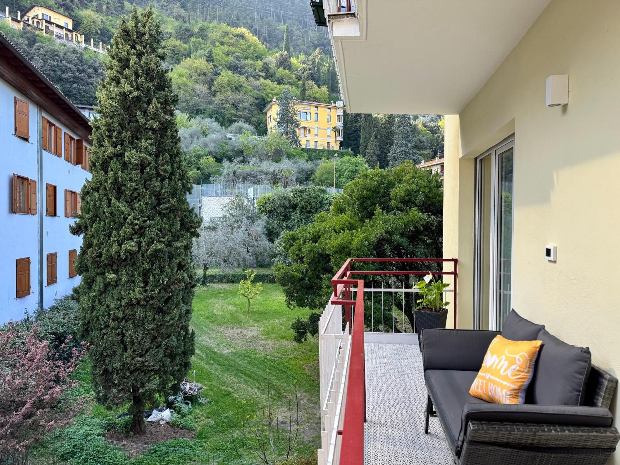 New Apartment In Historical Center Near Lake Riva del Garda Bagian luar foto