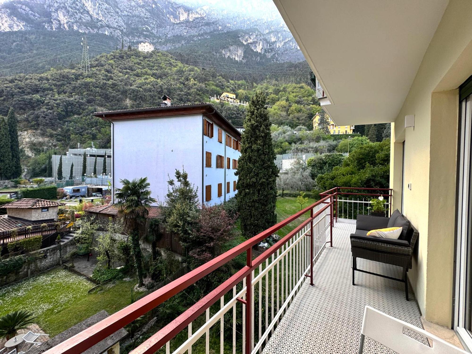 New Apartment In Historical Center Near Lake Riva del Garda Bagian luar foto