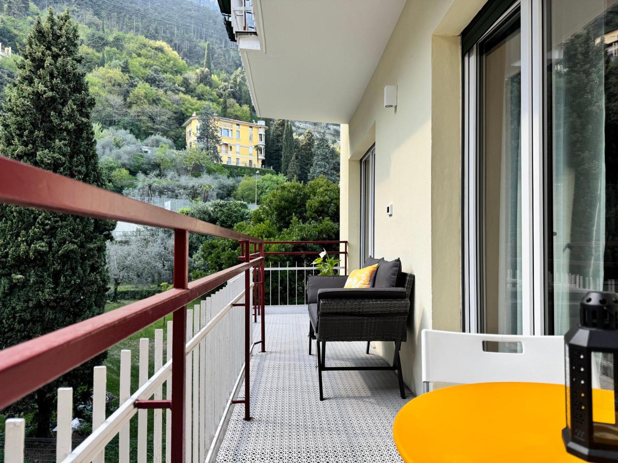 New Apartment In Historical Center Near Lake Riva del Garda Bagian luar foto